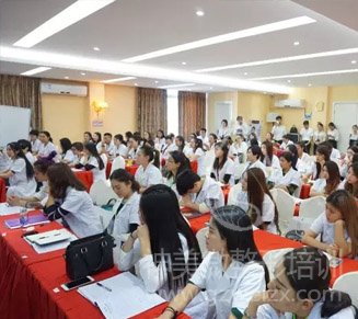 微整形培训学员专心听课